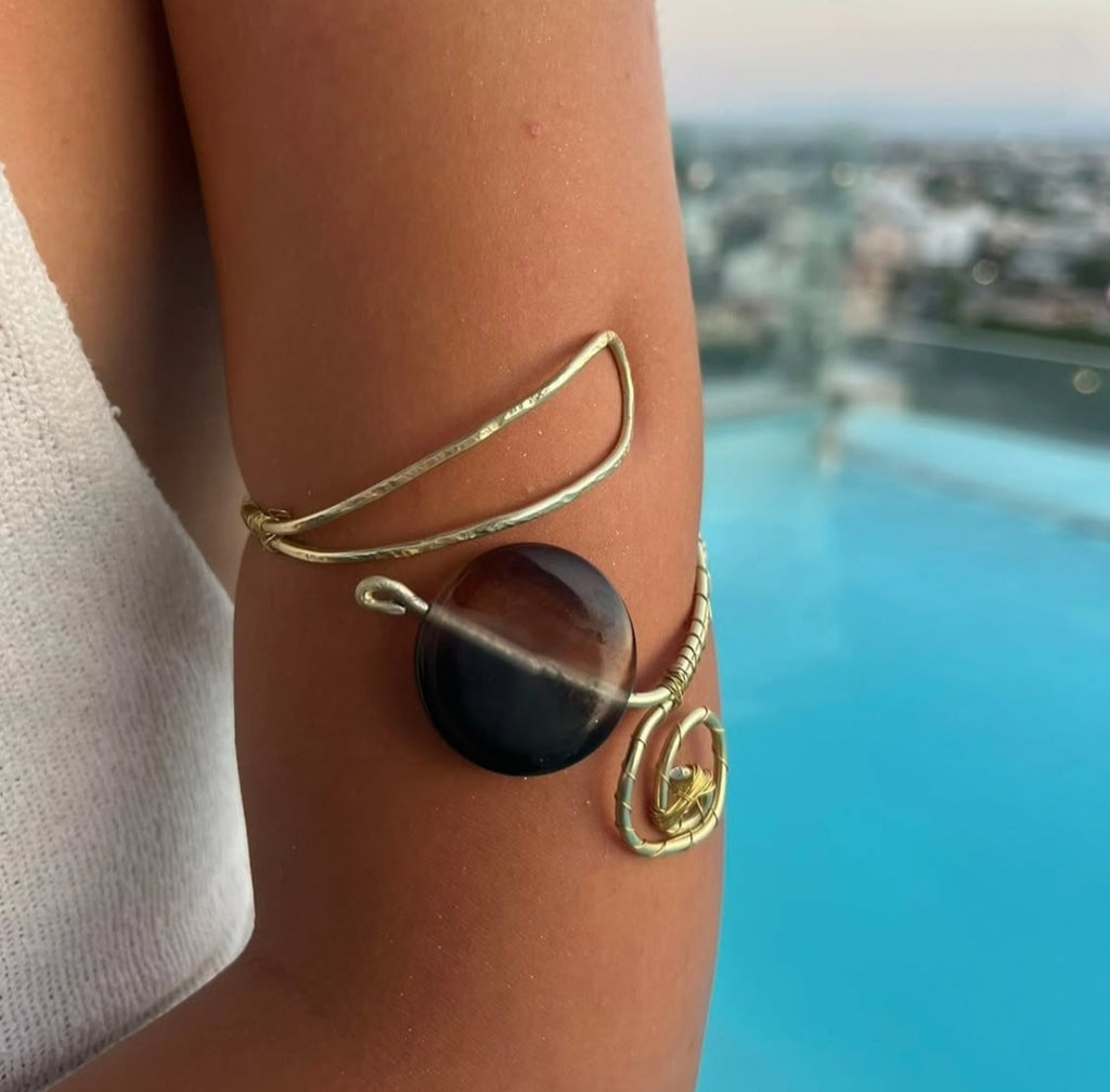 Arm bracelet with stone